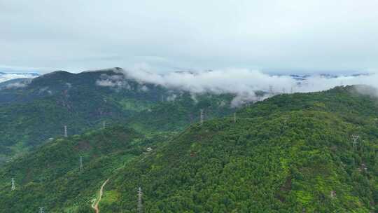 云雾中的大山