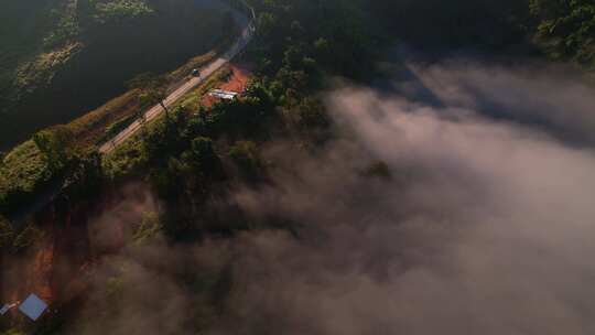 4K清晨的薄雾笼罩着高山上的一个乡村。