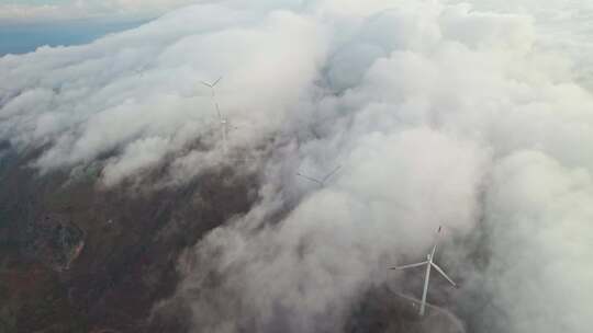 日出云海中的风力发电机风车风电航拍实时