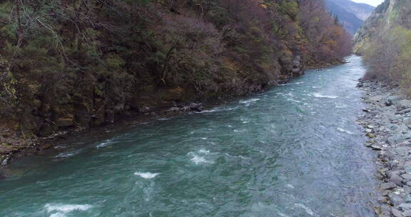 航拍秋季山谷河流