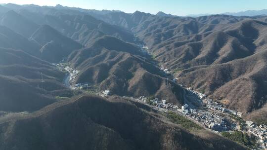 航拍山脉地质公园沟壑峰峦风光雄威高山湖泊