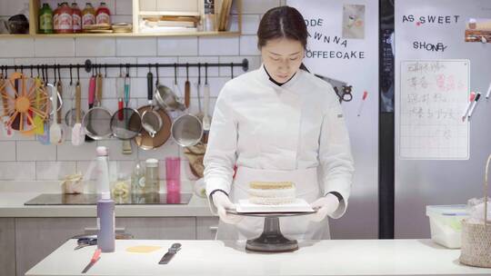 年轻女烘培师制作巧克力蛋糕视频素材模板下载