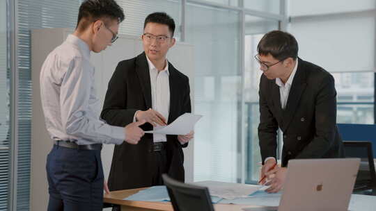 会议室讨论方案