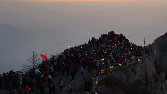 启航2025！泰山之巅，迎来新年第一缕阳光！