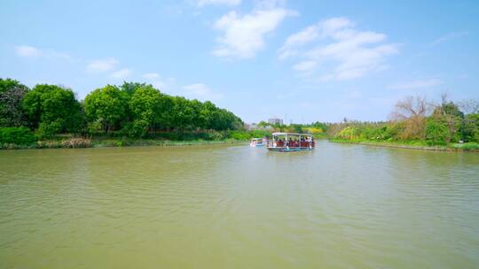 广州海珠国家湿地公园湖泊游船自然风光