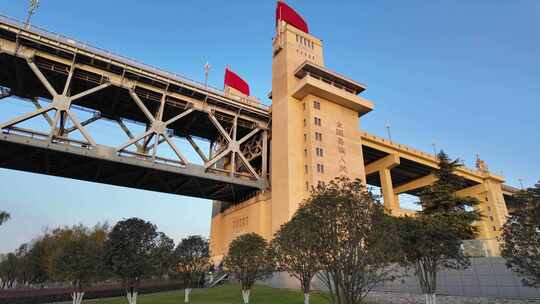 火车通过南京长江大桥与南桥头堡