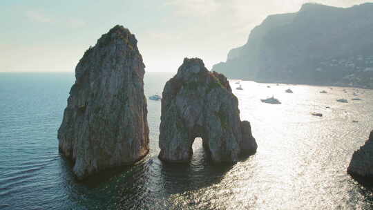 意大利卡普里岛蔚蓝的海水上方，法拉格里奥