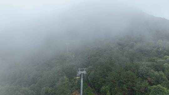 雨后森林缆车航拍雾天山林观光索道