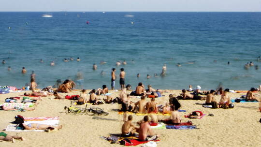 巴塞罗那海滩上的游客延时摄影视频素材模板下载