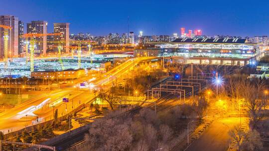 冬季北京朝阳站火车站城市夜景车流交