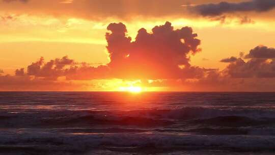 夕阳下的海面、海浪视频素材模板下载