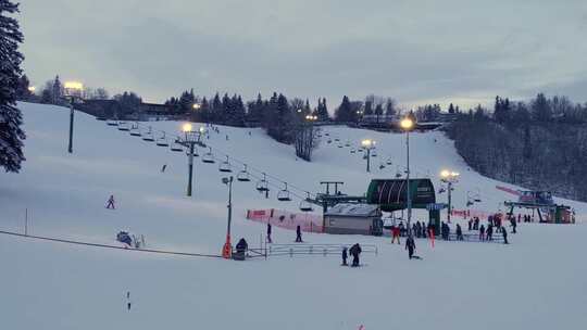 傍晚的滑雪场