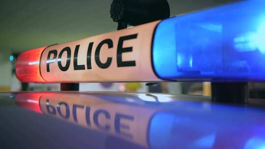 警车鸣笛警灯闪烁