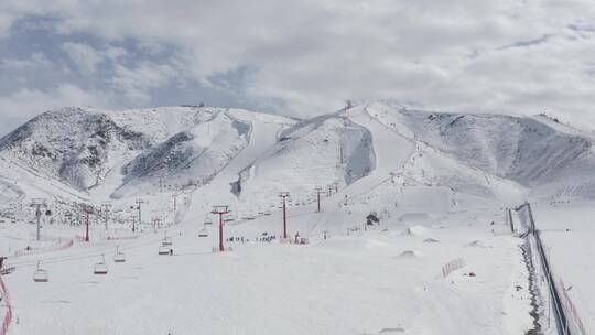 新疆阿勒泰滑雪