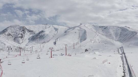 新疆阿勒泰滑雪视频素材模板下载