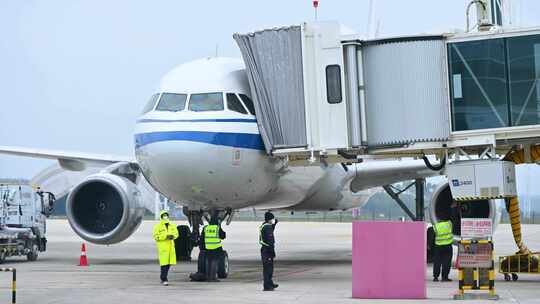 机场地勤人员检查飞机装运行李货物