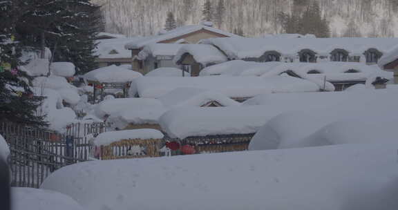 积雪深厚的雪乡特色小屋屋顶景象