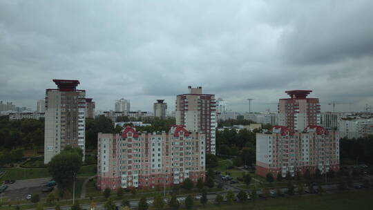 飞越多云天空下的城市街区