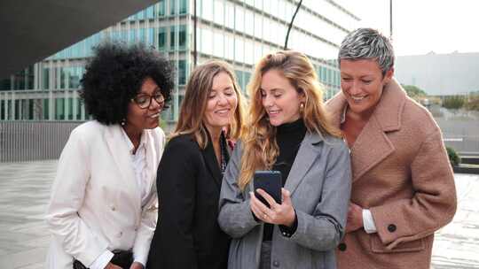 一群中年商务女性使用手机工作成功的公司女