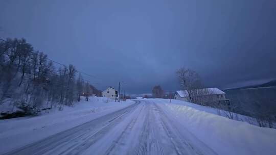 挪威塞尼亚岛北极圈峡湾地貌冬季雪景公路