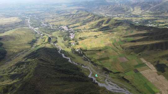 青海互助龙王山山峰草原河流田地航拍视频