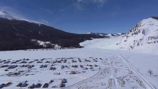 航拍新疆冬季喀纳斯河流晨雾雪山森林雪景