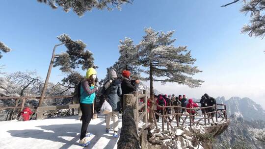 黄山冬季雪景大量人群旅游延时摄影