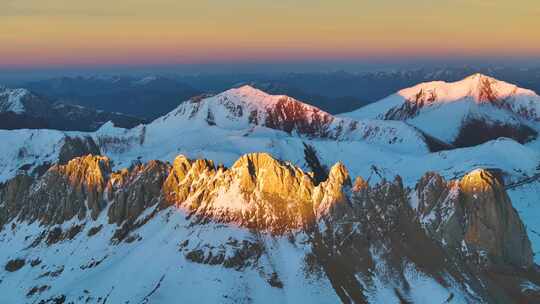 航拍梅里雪山日照金山