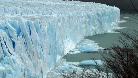 冰川中裂开的冰块