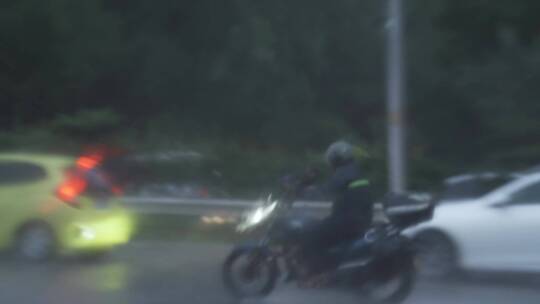 暴雨高速公路上行驶的高速摩托车