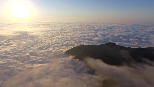 一座山和一片云海