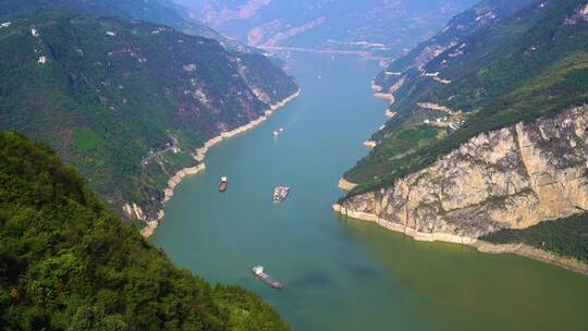 船舶行驶在三峡库区西陵峡江段