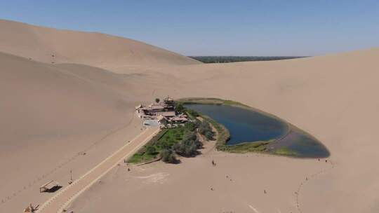 敦煌鸣沙山月牙泉风光 沙漠绿洲航拍全景