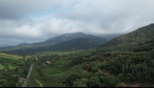 航拍云雾缠绕的大山