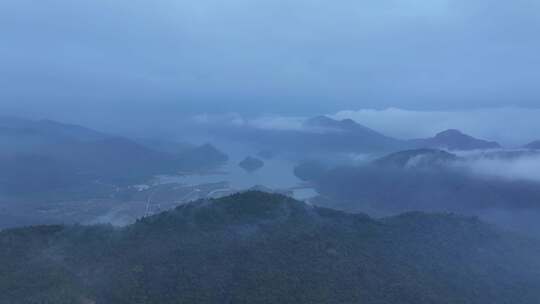 海南乐东群山平流雾