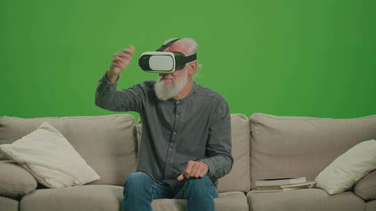 绿屏一个戴着VR眼镜的老人检查周围的一切