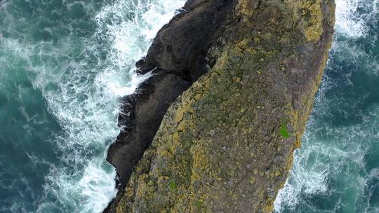 海浪冲击着礁石