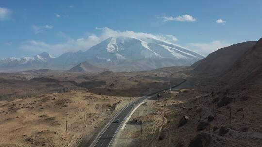 新疆喀什帕米尔高原雪山中巴公路风光