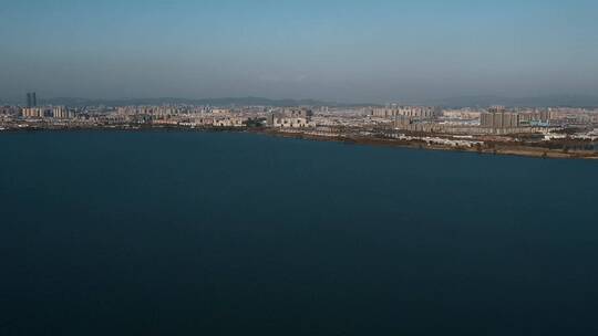 城市规划视频云南昆明滇池蓝色湖面远处城区