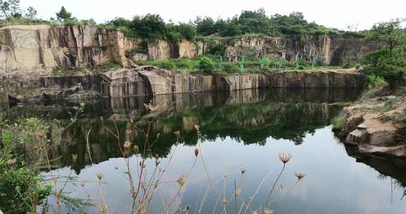 美丽宕口潭水陡峭山石险峻峭壁