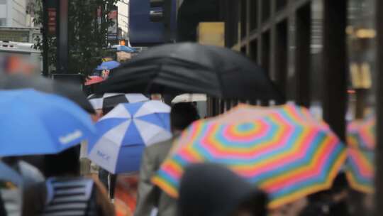 雨天匆匆行走的行人