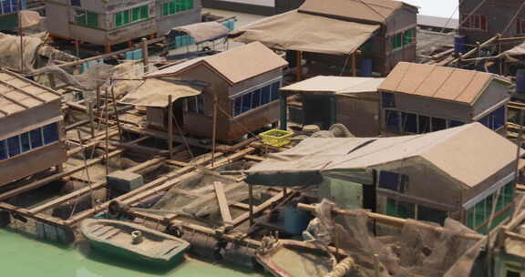 水上破旧小屋与小船的场景