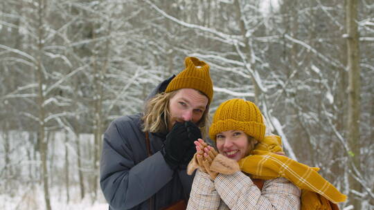 冬季情侣在户外搓手视频素材模板下载