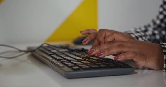 女人在键盘上打字的特写镜头