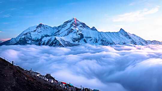 雪山云海壮美全景