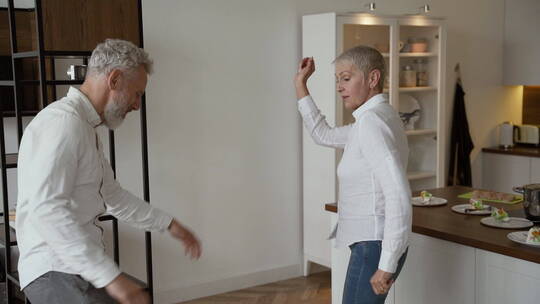 老年夫妻在餐厅跳舞视频素材模板下载