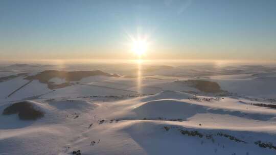 极寒的低山丘陵雪原灿烂夕阳