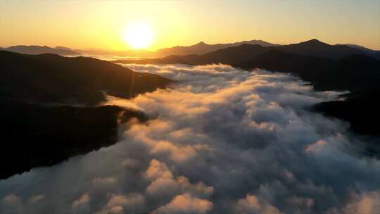 山峰云海日出