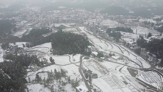 航拍山村雪景