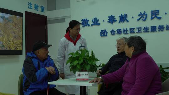 老年人在社区卫生院做检查